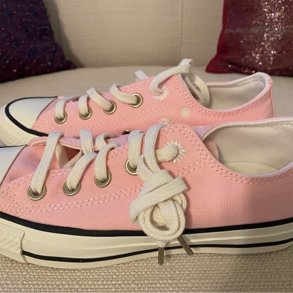 Super cute pink low top daisy Converse- never worn straight out of the box - Picture 4 of 6